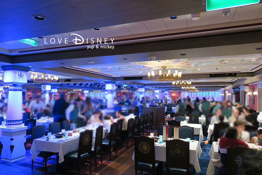 ディズニークルーズ、ウィッシュ号、ローテーションダイニング「アレンデール：フローズン・ダイニングアドベンチャー」店内（席）