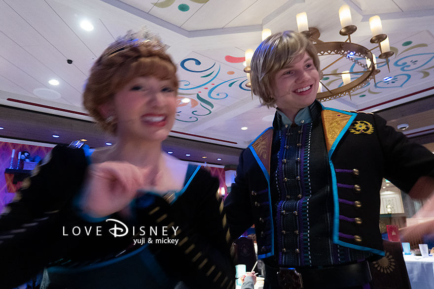 ディズニークルーズ、ウィッシュ号、ローテーションダイニング「アレンデール：フローズン・ダイニングアドベンチャー」ライブショー（アナ、クリストフ）