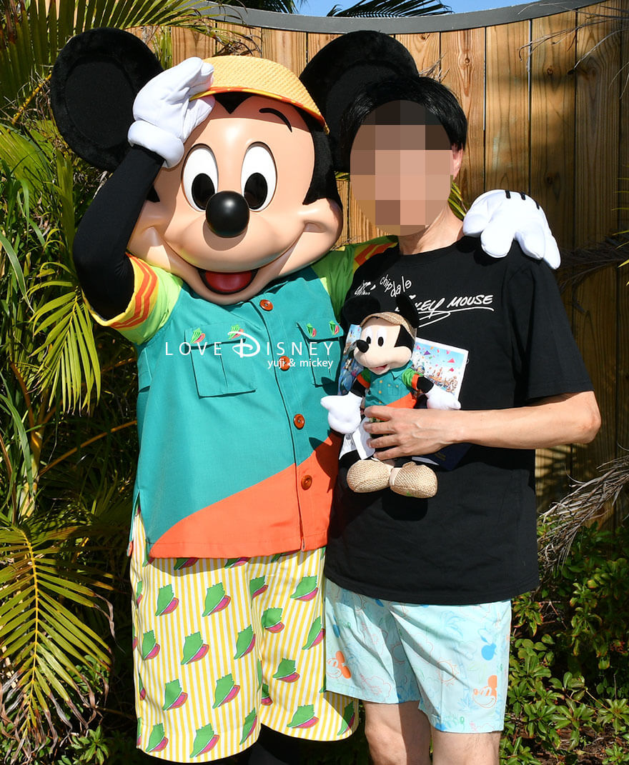ディズニークルーズ・ウィッシュ号、ライトハウス・ポイントのディズニー・ルックアウト・ケイ、キャラクターグリーティング（ミッキーマウス）ペアショット