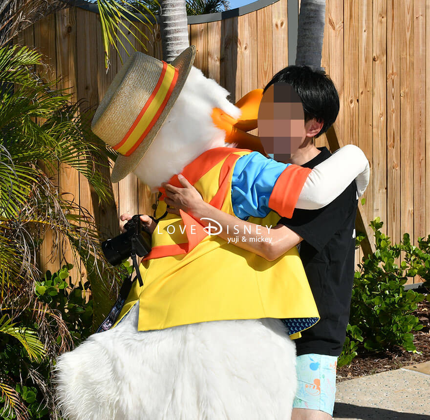 ディズニークルーズ・ウィッシュ号、ライトハウス・ポイントのディズニー・ルックアウト・ケイ、キャラクターグリーティング（ドナルドダック）ペアショット