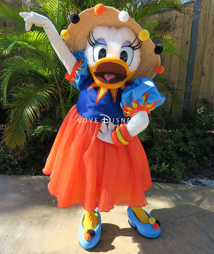 ディズニークルーズ・ウィッシュ号、ライトハウス・ポイントのディズニー・ルックアウト・ケイ、キャラクターグリーティング（デイジーダック）ワンショット