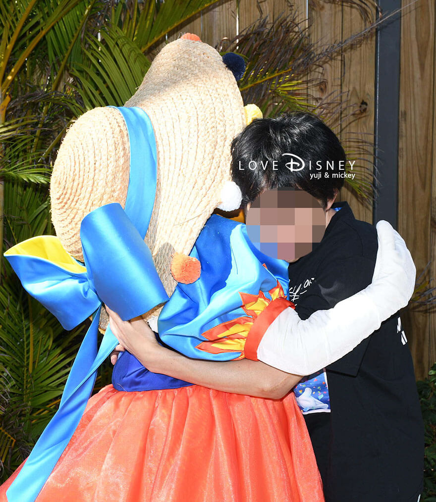 ディズニークルーズ・ウィッシュ号、ライトハウス・ポイントのディズニー・ルックアウト・ケイ、キャラクターグリーティング（デイジーダック）ペアショット