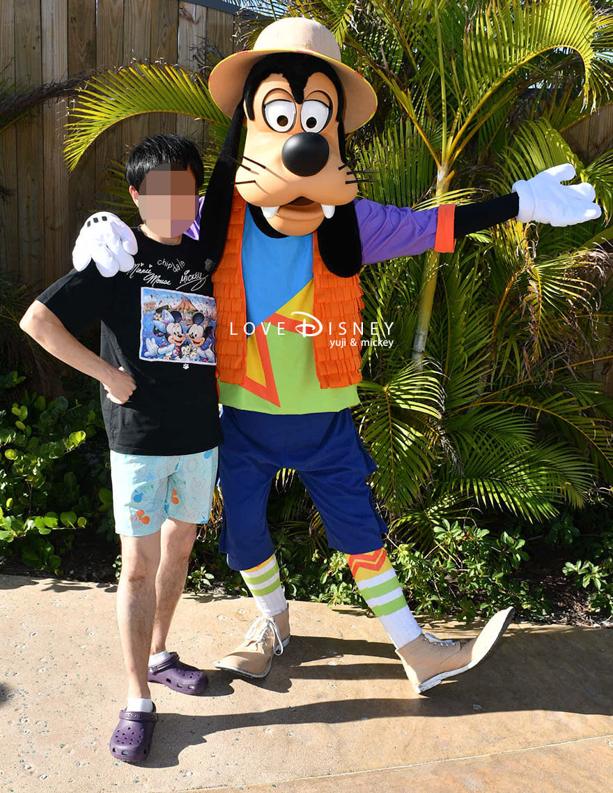 ディズニークルーズ・ウィッシュ号、ライトハウス・ポイントのディズニー・ルックアウト・ケイ、キャラクターグリーティング（グーフィー）ペアショット