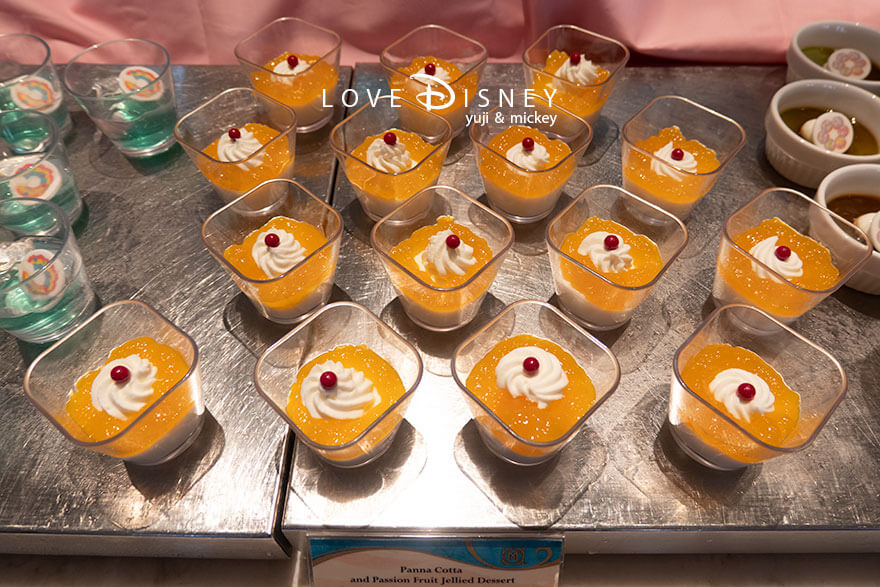 東京ディズニーシー・ホテルミラコスタ、オチェーアノ「ダッフィー＆フレンズのフィルド・ウィズ・ジョイ！ブッフェ」デザート（パンナ・コッタとパッションフルーツのゼリー）