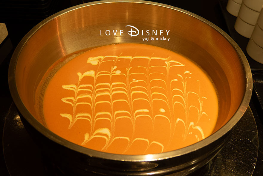 ディズニーアンバサダーホテル、シェフ・ミッキー「ハワイアンスタイル、ディナーブッフェ」冷たい料理（冷製赤ピーマンスープ）