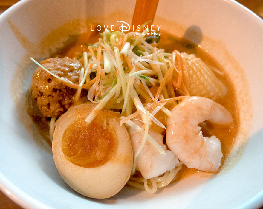 東京ディズニーシー夏グルメ、レストラン「ヴォルケイニア・レストラン」冷やし担担麺（具）