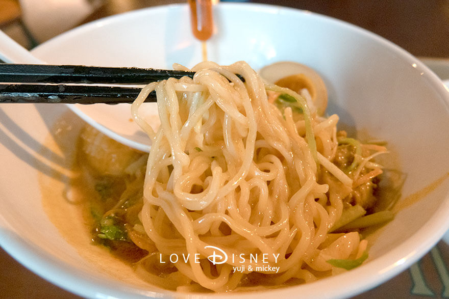 東京ディズニーシー夏グルメ、レストラン「ヴォルケイニア・レストラン」冷やし担担麺（中身）