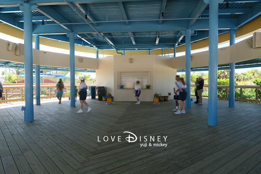 ディズニー・ルックアウト・ケイのエンターテイメント「ディズニー・ファン・イン・ザ・サン・ビーチバッシュ」会場の様子