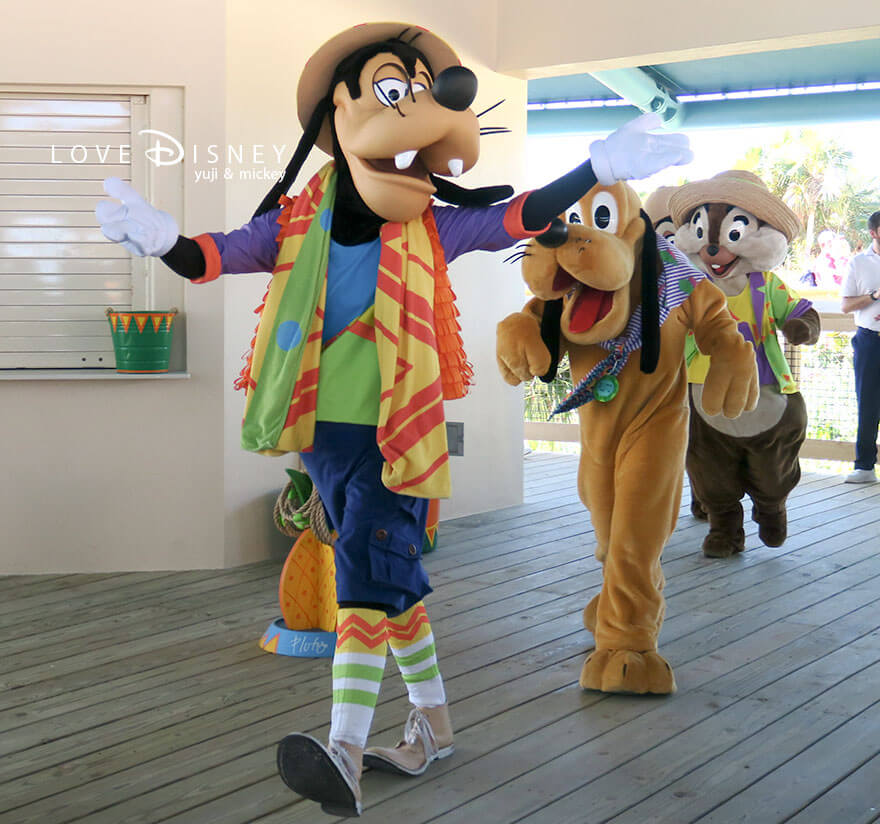 ディズニー・ルックアウト・ケイのエンターテイメント「ディズニー・ファン・イン・ザ・サン・ビーチバッシュ」グーフィー、プルート、チップ&デール(その1)