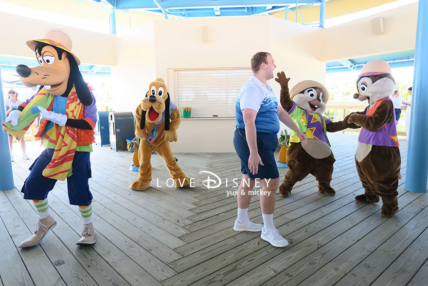 ディズニー・ルックアウト・ケイのエンターテイメント「ディズニー・ファン・イン・ザ・サン・ビーチバッシュ」グーフィー、プルート、チップ&デール(その9)