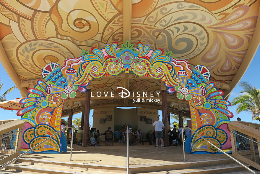 ディズニー・ルックアウト・ケイのエンターテイメント「ラッシュ ジャンカヌー・セレブレーション」会場（グームベイ・カルチャー・センター）