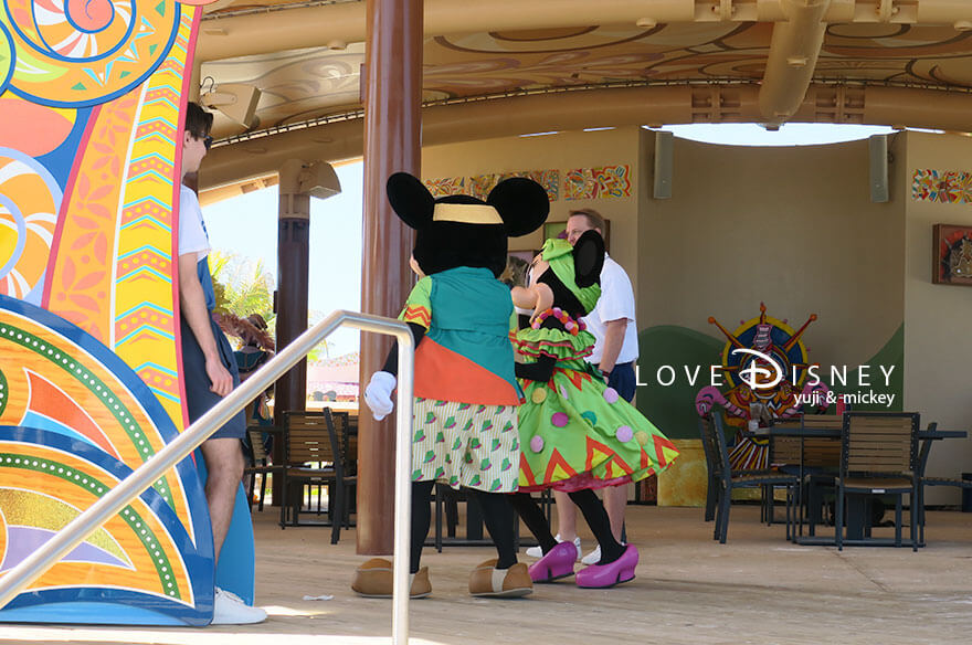 ディズニー・ルックアウト・ケイのエンターテイメント「ラッシュ ジャンカヌー・セレブレーション」キャラ退場シーン(その1)