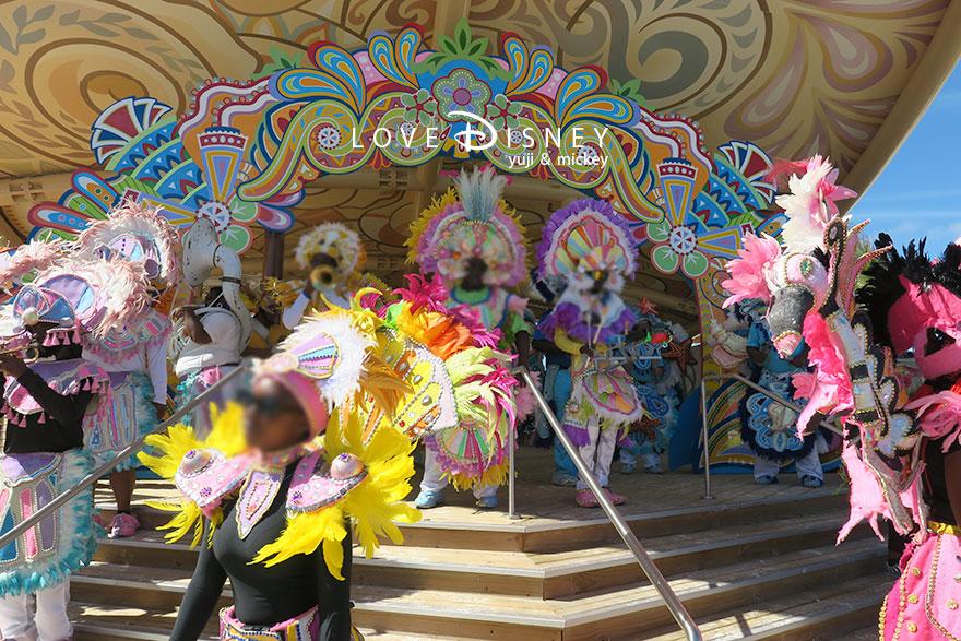 ディズニー・ルックアウト・ケイのエンターテイメント「ラッシュ ジャンカヌー・セレブレーション」ダンサー