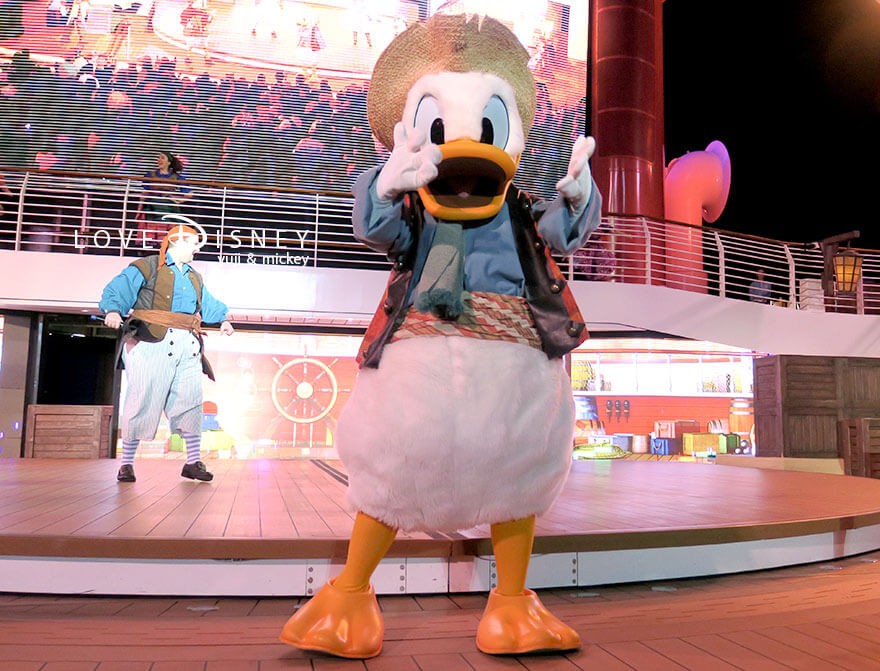 ディズニークルーズ、ウィッシュ号、パイレーツナイト、キャラクターの立ち位置(ドナルド)