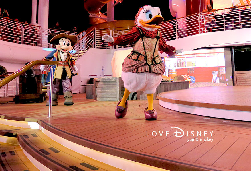 ディズニークルーズ、ウィッシュ号、パイレーツナイト、キャラクターの立ち位置(ミッキー、デイジー)