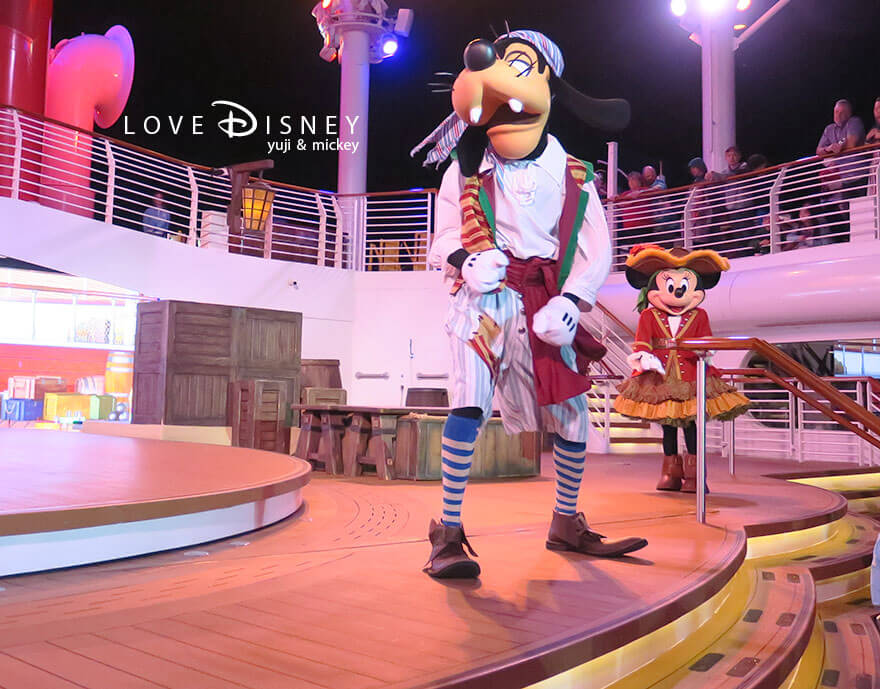 ディズニークルーズ、ウィッシュ号、パイレーツナイト、キャラクターの立ち位置（ミニー、グーフィー）