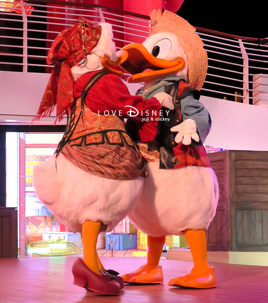 ディズニークルーズ、ウィッシュ号、パイレーツナイト、ドナルド&デイジーのキスシーン