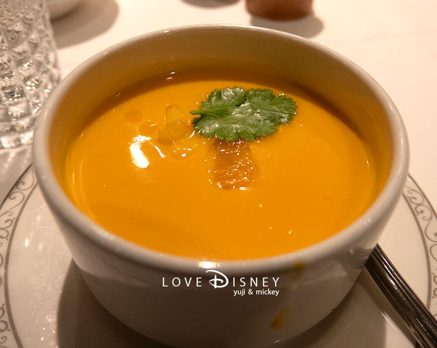 ディズニークルーズ、ウィッシュ号、パイレーツナイトのディナー、スープ（冷製マンゴースープ）