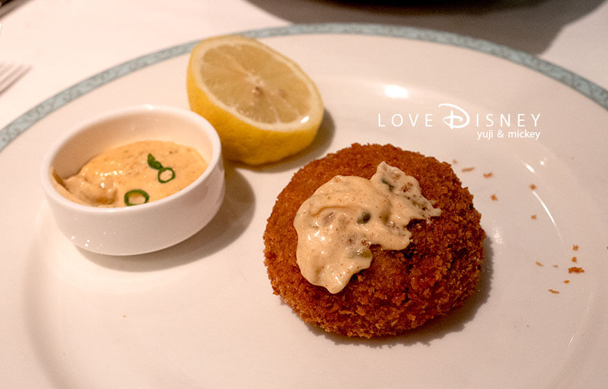 ディズニークルーズ、ウィッシュ号、パイレーツナイトのディナー、前菜（カリフラワーの揚げカニケーキ）