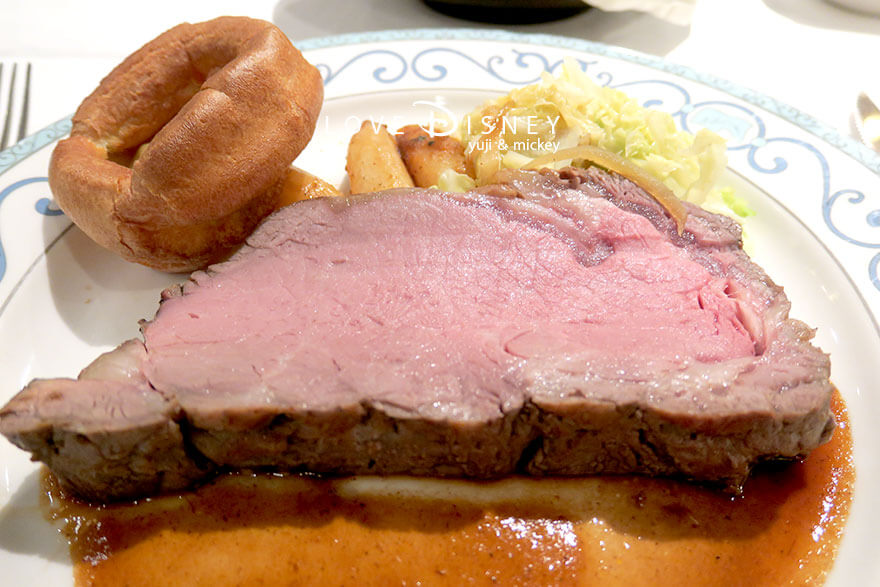 ディズニークルーズ、ウィッシュ号、パイレーツナイトのディナー、メイン（キングジョージのローストしたプライベーター・ストリップロイン）