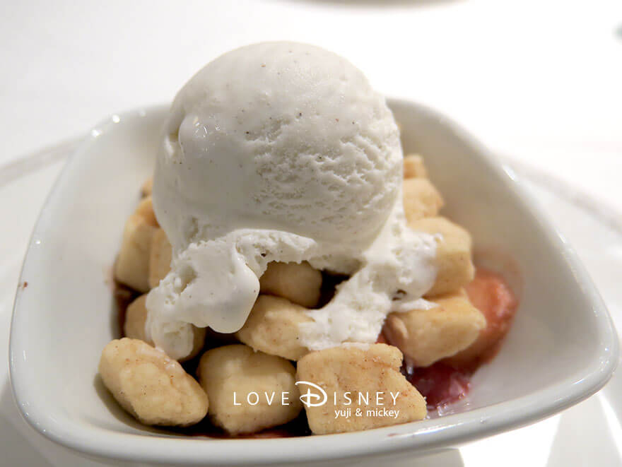ディズニークルーズ、ウィッシュ号、パイレーツナイトのディナー、デザート（バウンティ・フルーツ・コブラー）