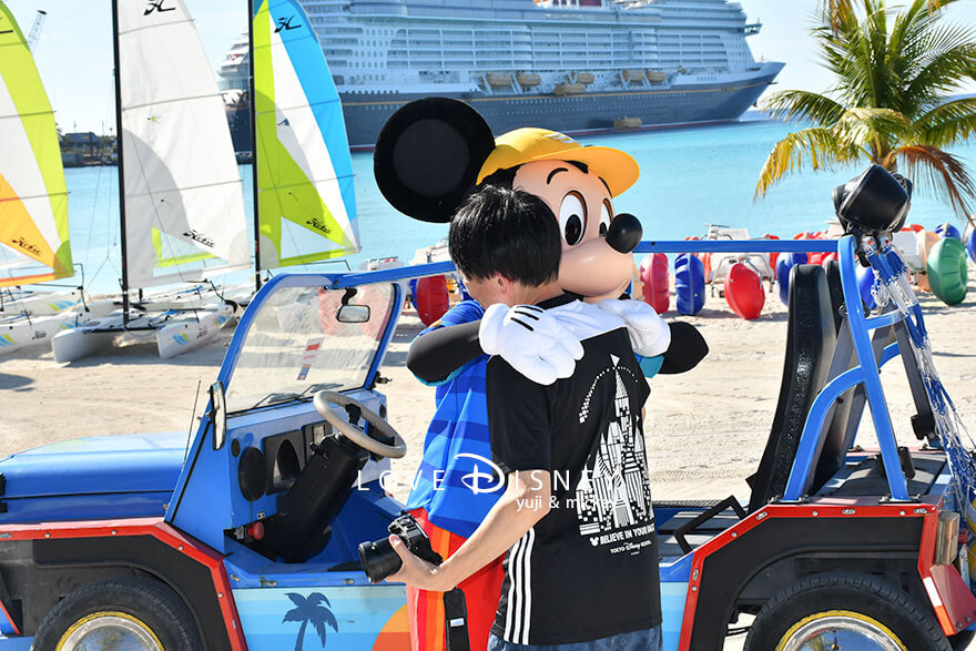 ディズニークルーズ、ウィッシュ号、キャスタウェイ・ケイ、キャラクターグリーティング、ミッキーと自分のハグショット