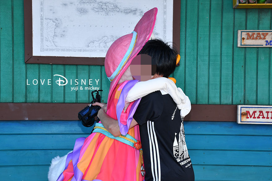 ディズニークルーズ、ウィッシュ号、キャスタウェイ・ケイ、キャラクターグリーティング、デイジーと自分のハグショット