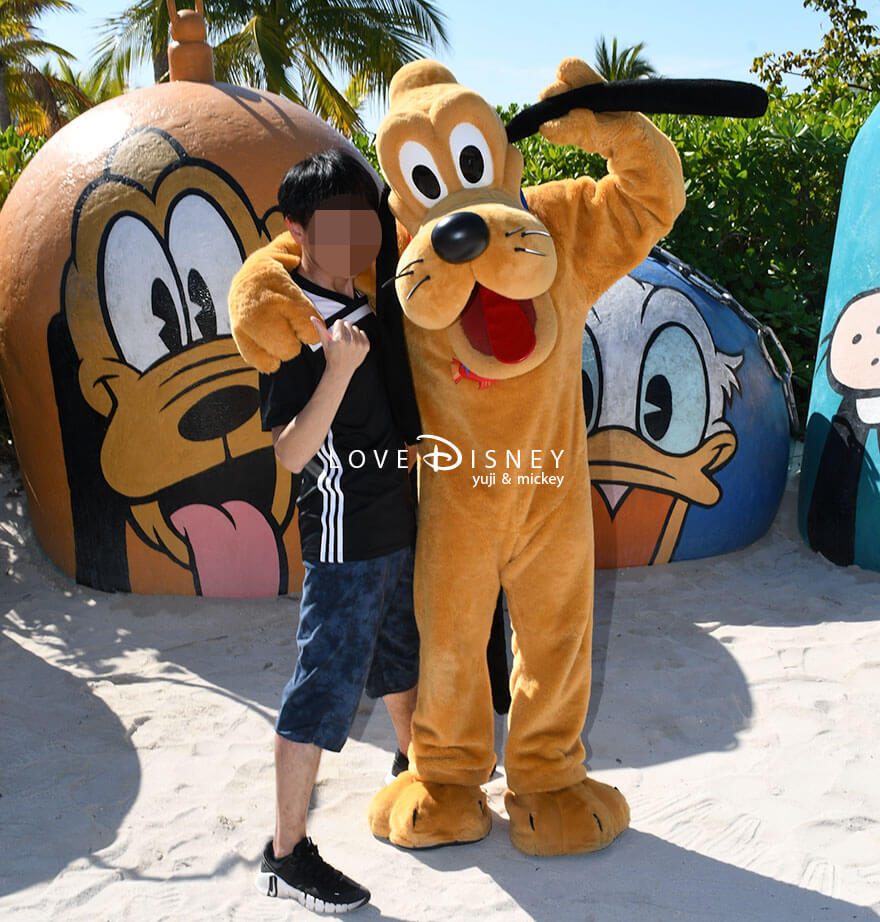 ディズニークルーズ、ウィッシュ号、キャスタウェイ・ケイ、キャラクターグリーティング、プルート(ペアショット)