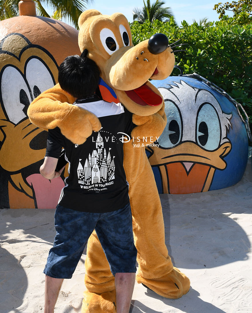 ディズニークルーズ、ウィッシュ号、キャスタウェイ・ケイ、キャラクターグリーティング、プルートと自分のハグショット