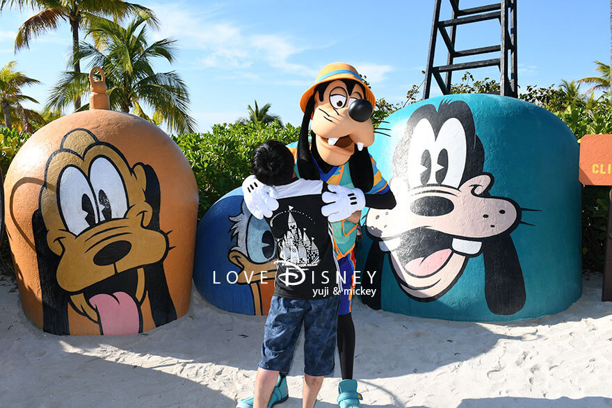 ディズニークルーズ、ウィッシュ号、キャスタウェイ・ケイ、キャラクターグリーティング、グーフィーと自分のハグショット