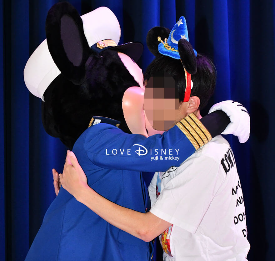 ディズニークルーズ・ウィッシュ号、キャラクターグリーティング、クルーズ衣装のミッキーとのペアショット