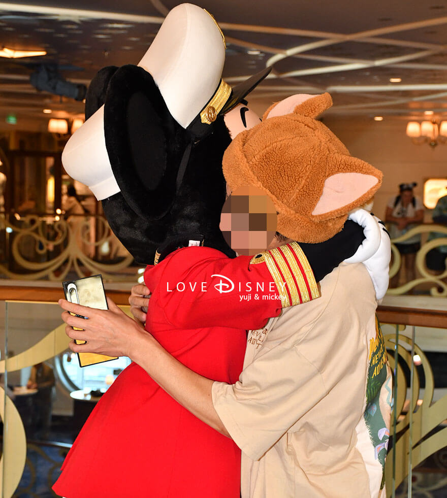 ディズニークルーズ・ウィッシュ号、キャラクターグリーティング、クルーズ衣装のミニーとのペアショット