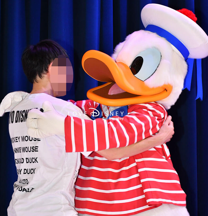 ディズニークルーズ・ウィッシュ号、キャラクターグリーティング、クルーズ衣装のドナルドとのペアショット