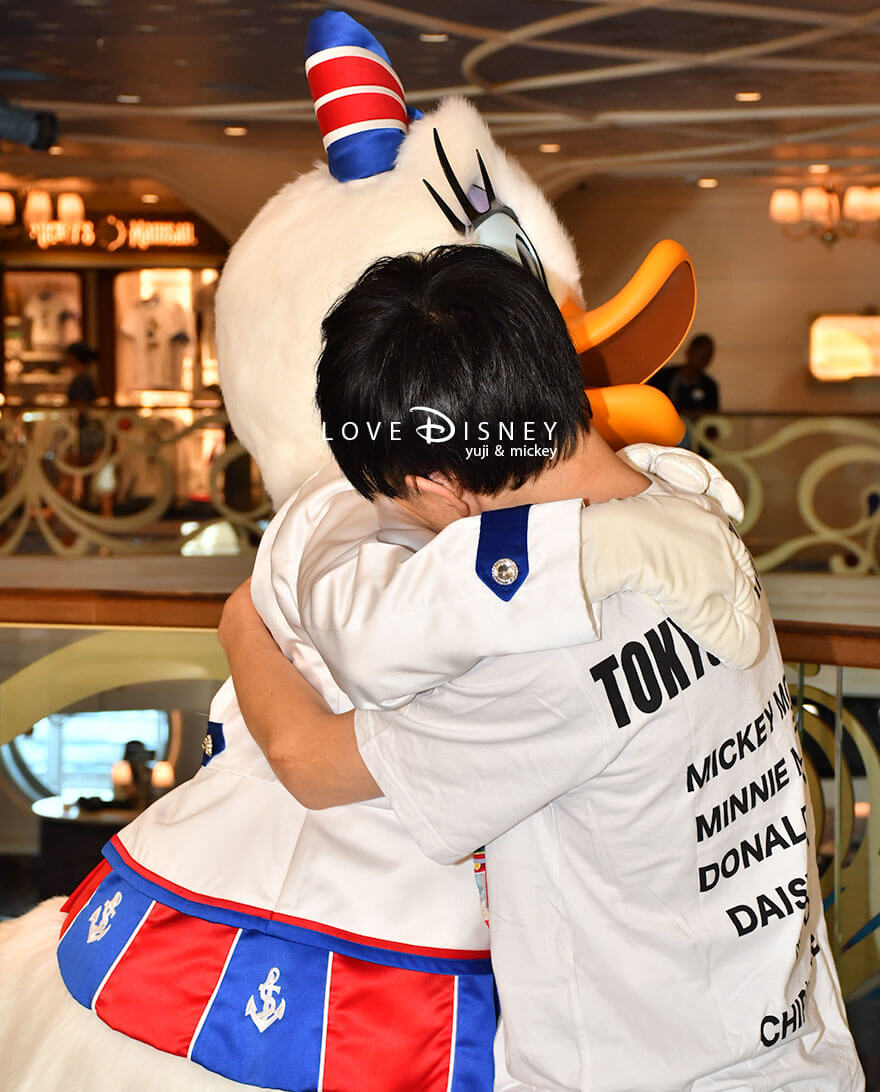 ディズニークルーズ・ウィッシュ号、キャラクターグリーティング、クルーズ衣装のデイジーとのペアショット