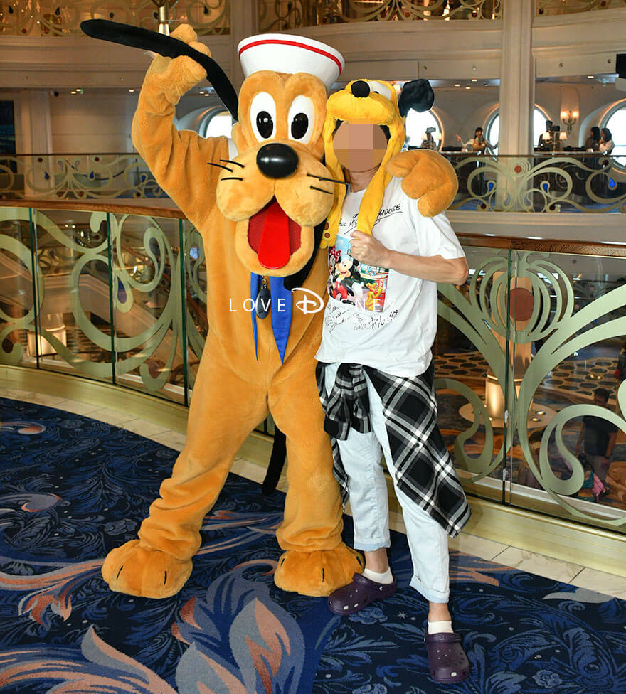 ディズニークルーズ・ウィッシュ号、キャラクターグリーティング、クルーズ衣装のプルートとのペアショット