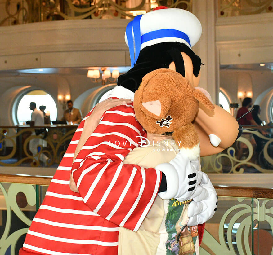 ディズニークルーズ・ウィッシュ号、キャラクターグリーティング、クルーズ衣装のグーフィーとのペアショット
