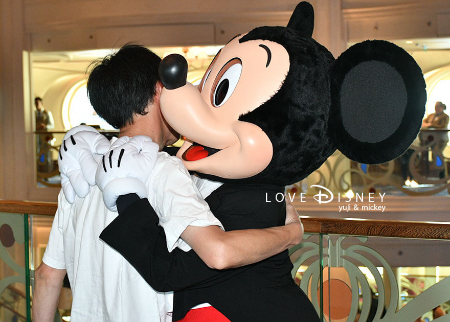 ディズニークルーズ・ウィッシュ号、キャラクターグリーティング、ノーマル衣装のミッキーとのペアショット