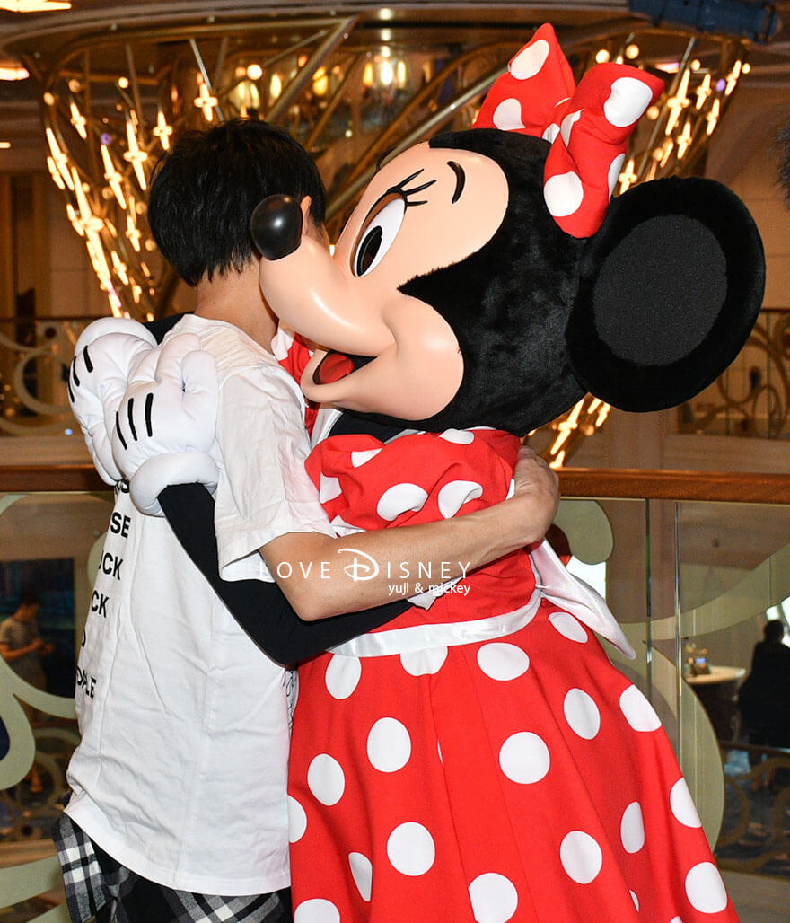 ディズニークルーズ・ウィッシュ号、キャラクターグリーティング、ノーマル衣装のミニーとのペアショット