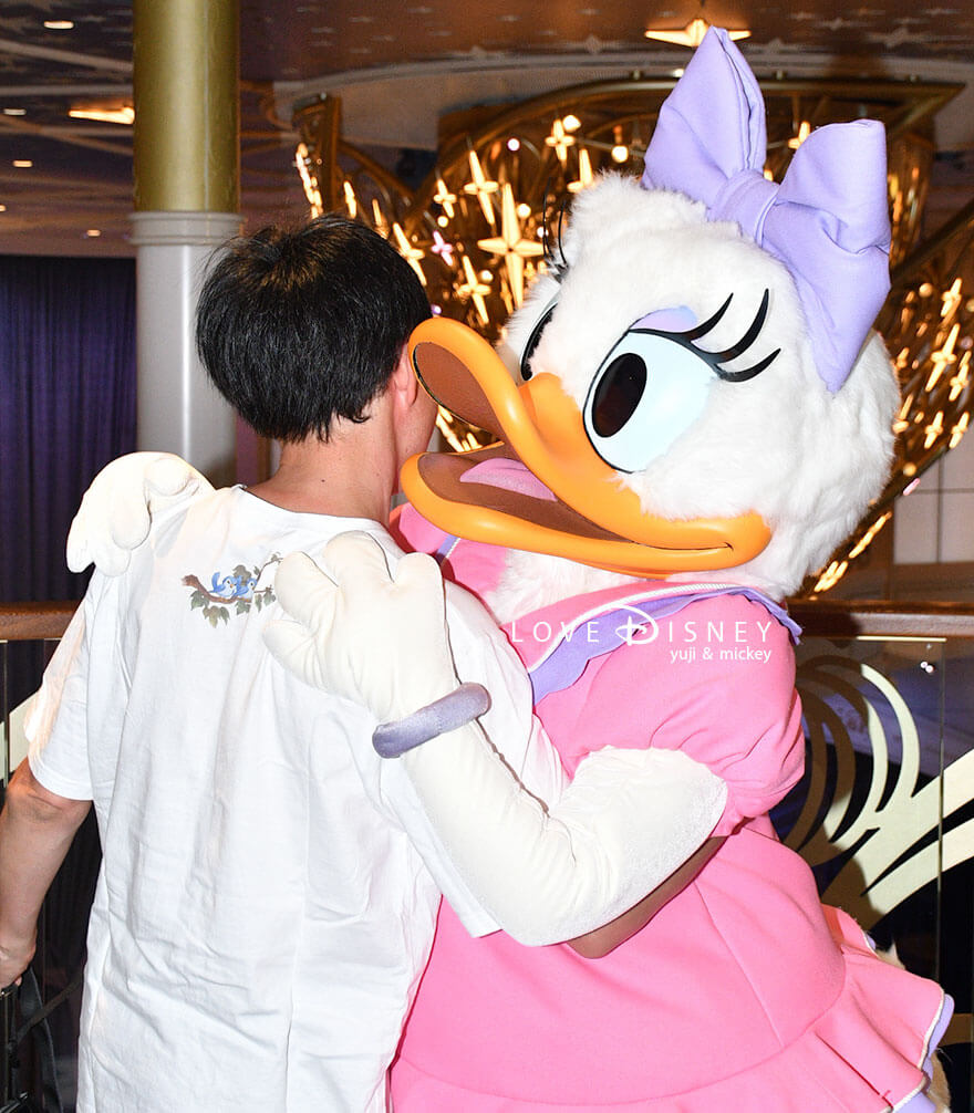 ディズニークルーズ・ウィッシュ号、キャラクターグリーティング、ノーマル衣装のデイジーとのペアショット