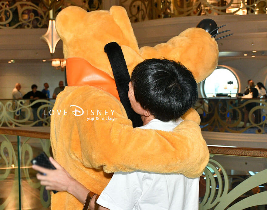 ディズニークルーズ・ウィッシュ号、キャラクターグリーティング、ノーマル衣装のプルートとのペアショット