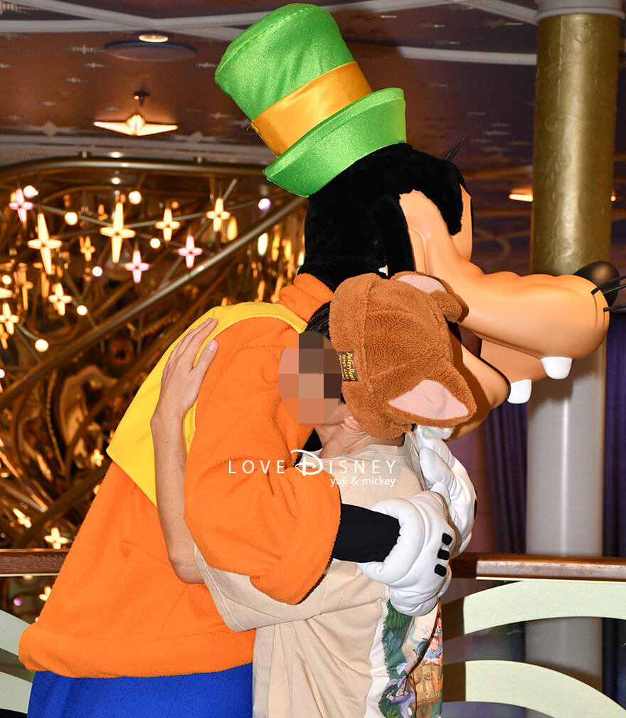 ディズニークルーズ・ウィッシュ号、キャラクターグリーティング、ノーマル衣装のグーフィーとのペアショット