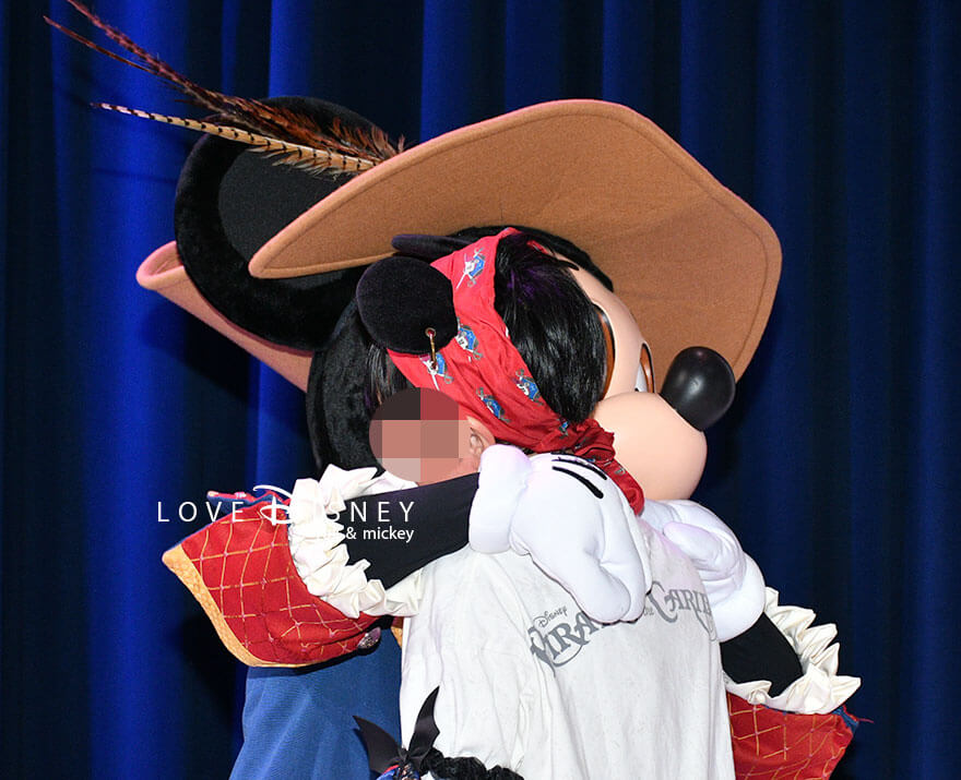 ディズニークルーズ・ウィッシュ号、キャラクターグリーティング、パイレーツ衣装のミッキーとのペアショット