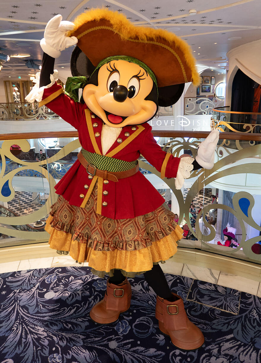 ディズニークルーズ・ウィッシュ号、キャラクターグリーティング、パイレーツ衣装のミニー