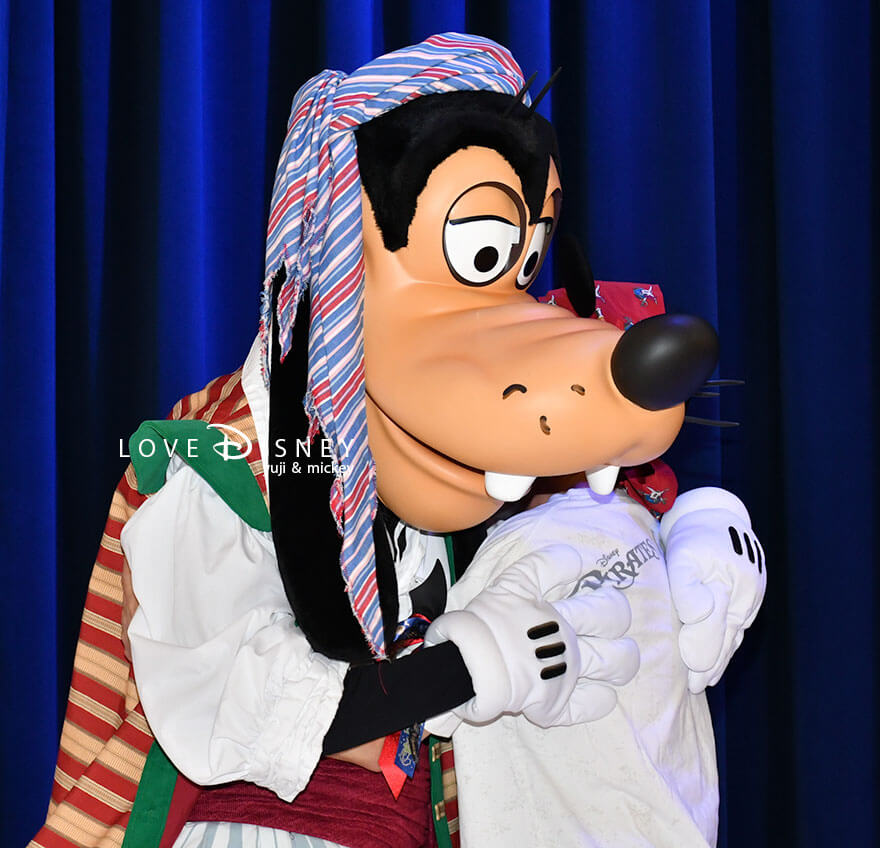 ディズニークルーズ・ウィッシュ号、キャラクターグリーティング、パイレーツ衣装のグーフィーとのペアショット