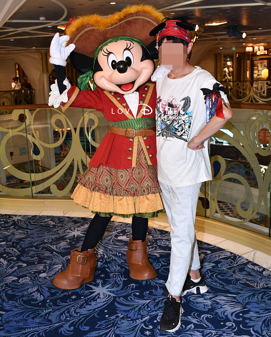 ディズニークルーズ・ウィッシュ号、キャラクターグリーティング、パイレーツ衣装のミニーとのペアショット