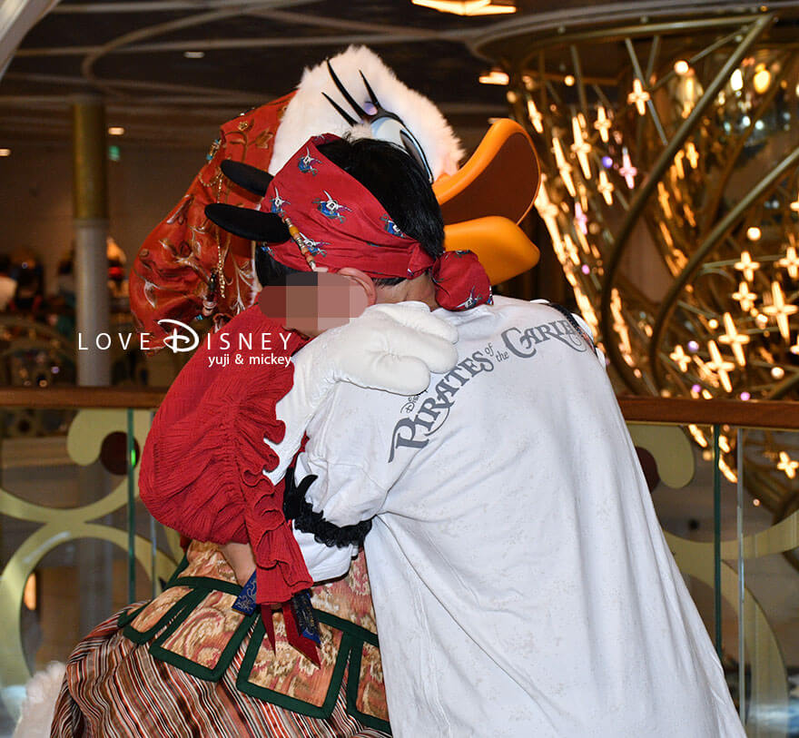 ディズニークルーズ・ウィッシュ号、キャラクターグリーティング、パイレーツ衣装のデイジーとのペアショット