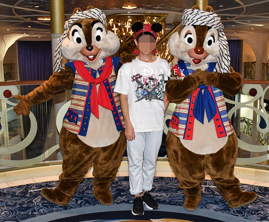 ディズニークルーズ・ウィッシュ号、キャラクターグリーティング、パイレーツ衣装のチップ＆デールとのスリーショット