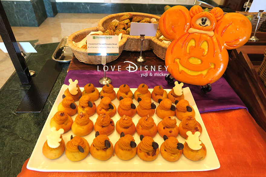 東京ディズニーランドホテル、シャーウッドガーデン・レストラン「ディズニーハロウィーン2025、ブッフェ」パン（キャラメルナッツとパンプキンブレッド）