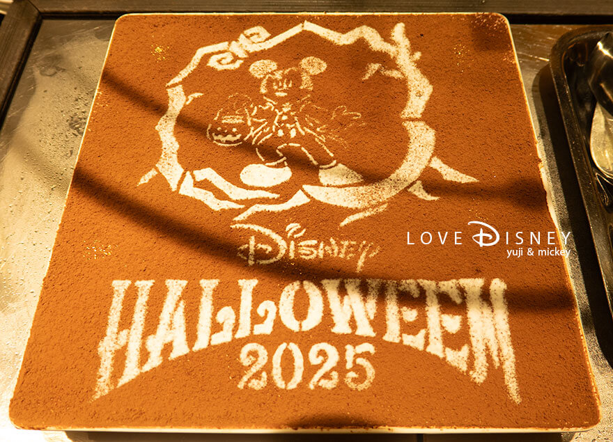 ディズニーアンバサダーホテル、シェフ・ミッキー「ディズニー・ハロウィーン2025、ディナーブッフェ」デザート（ストロベリームース）