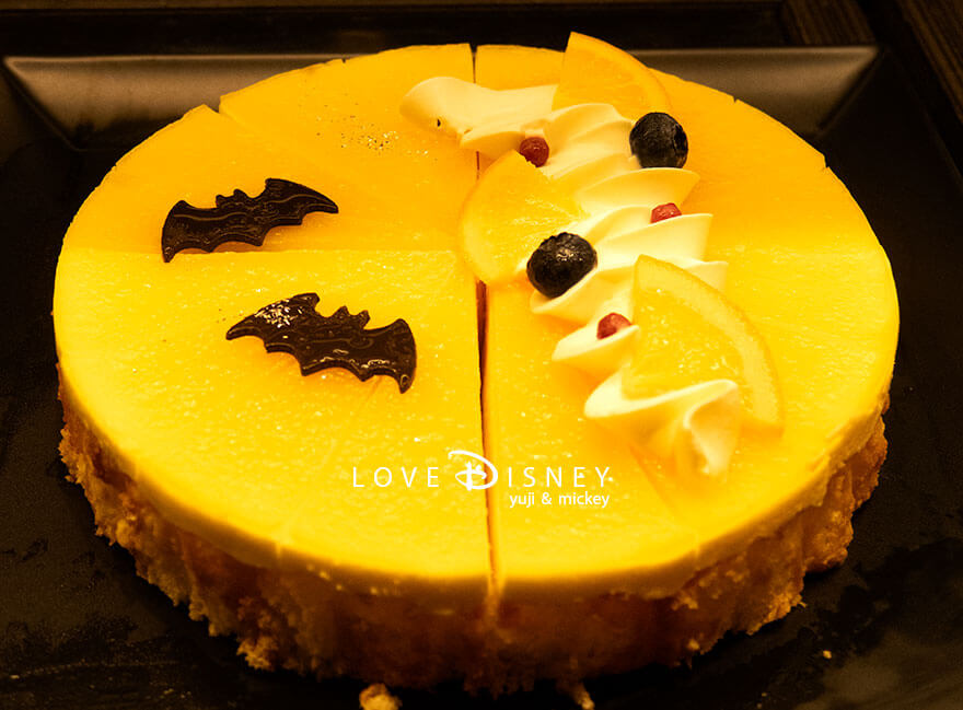 ディズニーアンバサダーホテル、シェフ・ミッキー「ディズニー・ハロウィーン2025、ディナーブッフェ」デザート（シャルロットオレンジムース）